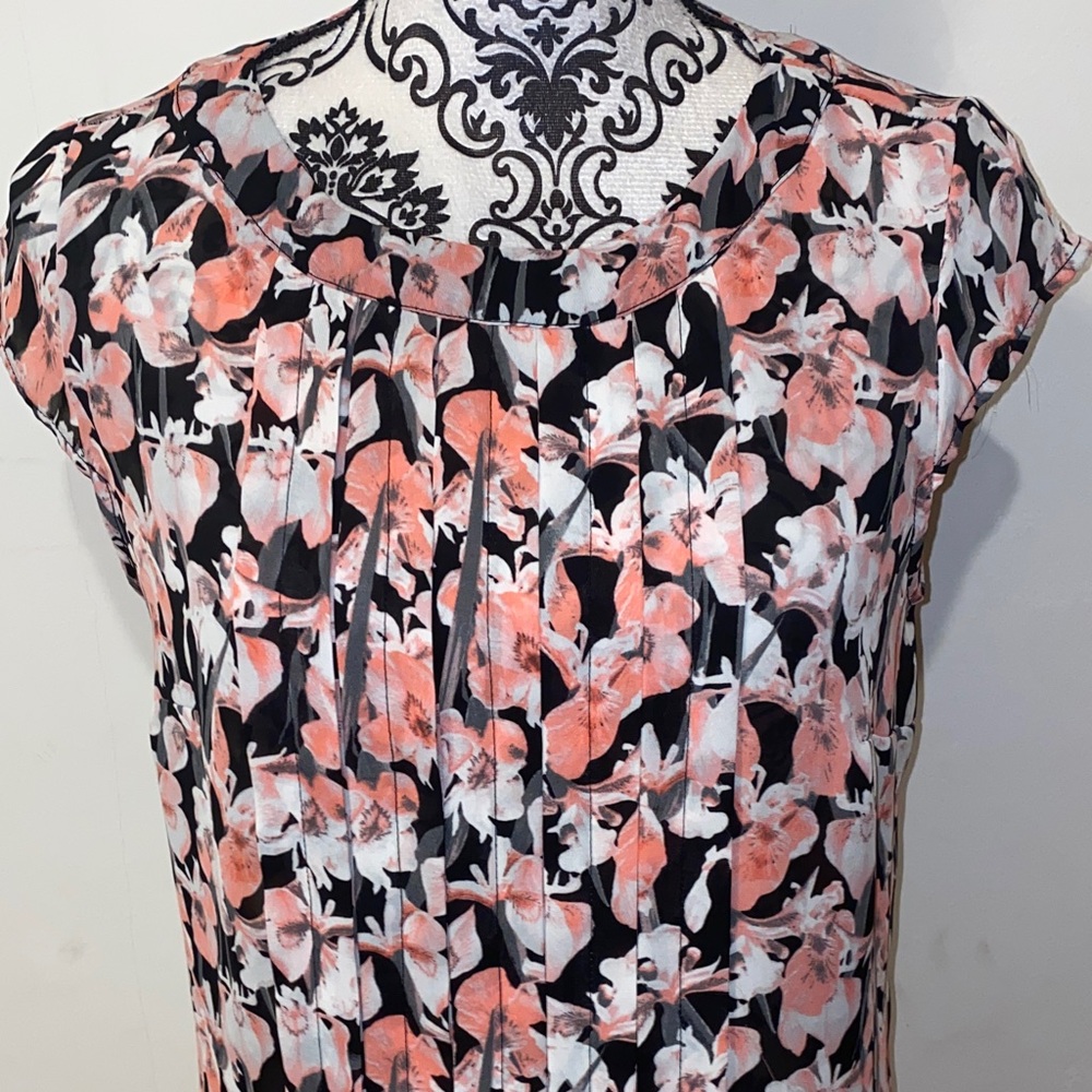 5/$50 Worthington Black and Coral Floral Cap Sleeve Blouse Size Medium - Picture 2 of 10